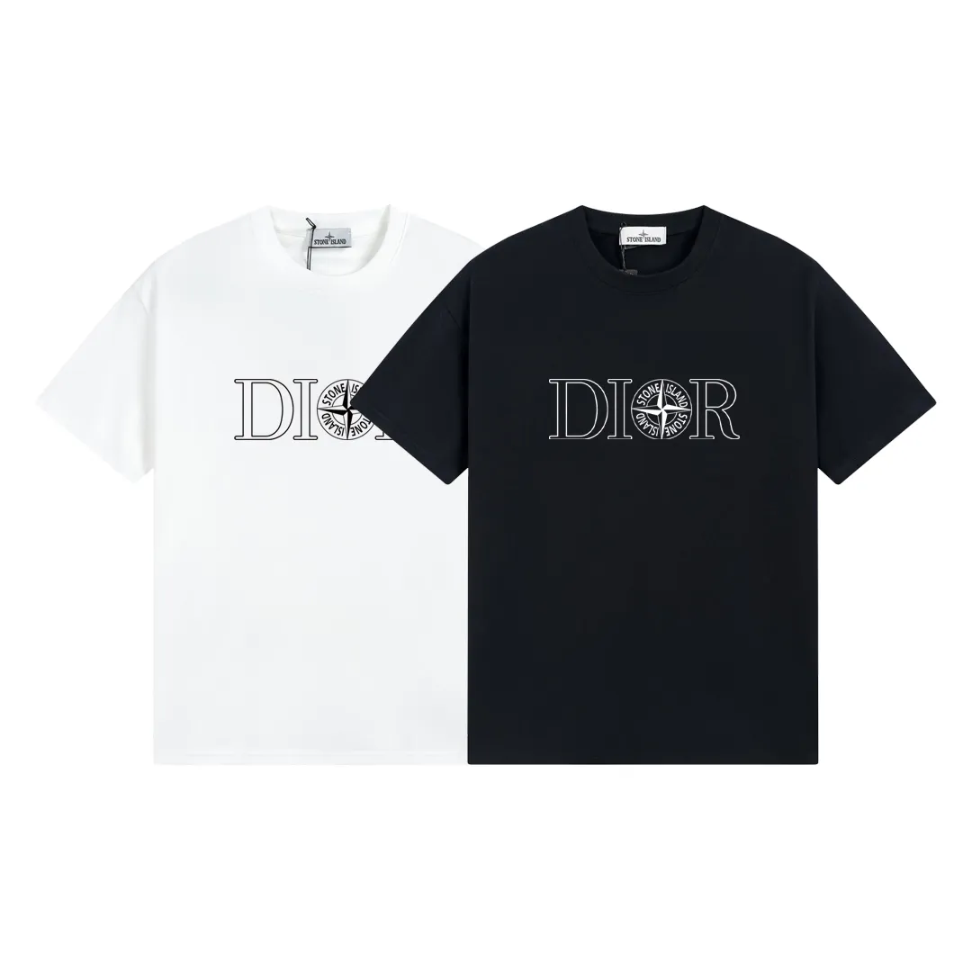 W683#P110💰 2025🆕 Stone lsland/Stone Island joint Dior chest logo printed short-sleeved T-shirt ⚠️[Original creation with high control of details] -Made of 260g combed cotton double yarn, soft and comfortable to the touch, sweat-absorbent and breathable. -Simple basic and versatile style, original quality, the first choice for couples. -Made by a large factory, four needles and five threads on the shoulder, neat routing, high quality workmanship. -Same style for men and women, very versatile, one piece for everyone, details are clearly visible. Color: Black White Size: M L